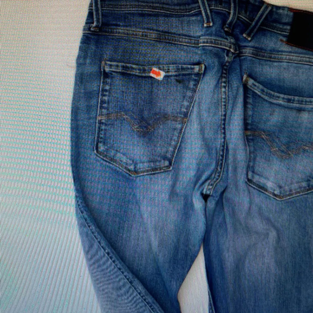 Snygga blå jeans från replay med klassisk femficksdesign och knappgylf. Jeansen har en lätt tvättad look och är perfekta för en avslappnad stil. Modell replay. Farkut & Housut.