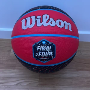 Wilson basketboll NCAA Final Four 2023 - Säljer en Wilson basketboll med NCAA Men's Final Four Houston 2023 design. Bollen är röd med svarta och blå detaljer och har en texturerad yta för bättre grepp. Perfekt för basketentusiaster och samlare! Funkar som vanligt.