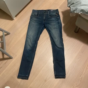 Blå jeansbyxor från Replay - Snygga blå jeansbyxor från replay med en klassisk femficksdesign. Byxorna har en lätt tvättad look och raka ben. Perfekta för en avslappnad stil.