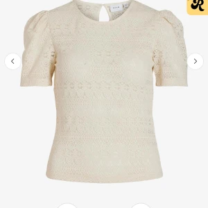 jättesöt spets topp - Säljer denna jättefina spets topp från vila då den inte kommer till användning!! Typ helt oanvänd, jättebra skick 🥰