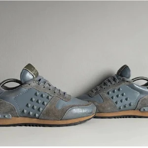 Grå sneakers från Valentino - Tja ✌️Säljer nu ett par Valentino Rockrunner storlek 39-40, pga av att de är lite små på mig. De är fräscha och inte några defekter och alla nitar/plupar är kvar! Inget og medföljer utan bara skorna. 100% äkta. Hör av er vid funderingar ! NY PRIS CA 7000 MITT PRIS 1799kr