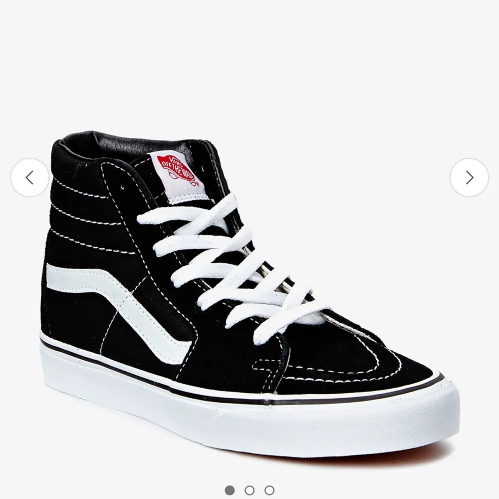 Klassiska svarta sneakers från Vans med hög modell och vit sula. Skorna har vita snören och den ikoniska vita sidostripen. Perfekta för en stilren och avslappnad look.. Kengät.