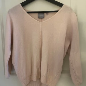 Ljusrosa kashmirtröja från M&S Collection - Säljer en mjuk och elegant ljusrosa kashmirtröja från M&S Collection💕