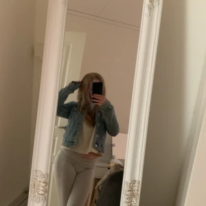 Blå jeansjacka - Säljer min jeansjacka då den har blivit för kort. Jättefin jeansjacka som knappt blivit använd, köpt från hm divide. Skulle nog säga att den är ganska liten i storleken. Pris går att diskutera