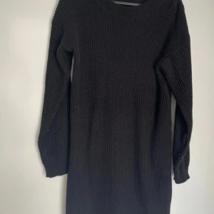 Svart stickad klänning från Boohoo Small - Säljer en svart stickad klänning från Boohoo. Tröjan har en ribbad design och långa ärmar, perfekt för kyligare dagar. Enkel och stilren modell som passar till det mesta. Ytludd finns. 