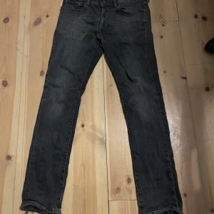 Svarta jeans från Armani Exchange - Snygga svarta jeans från Armani Exchange i modellen J13. Har lite färg på sig som sänker priset men frf snyggt och syns inte tydligt. Tveka inte om att ställa frågor!☺️