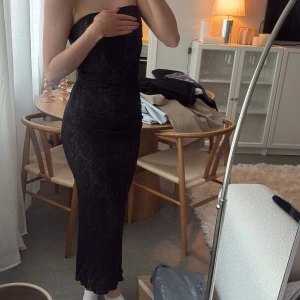 Svart axelbandslös klänning - Spetsklänning från Zara 🥰