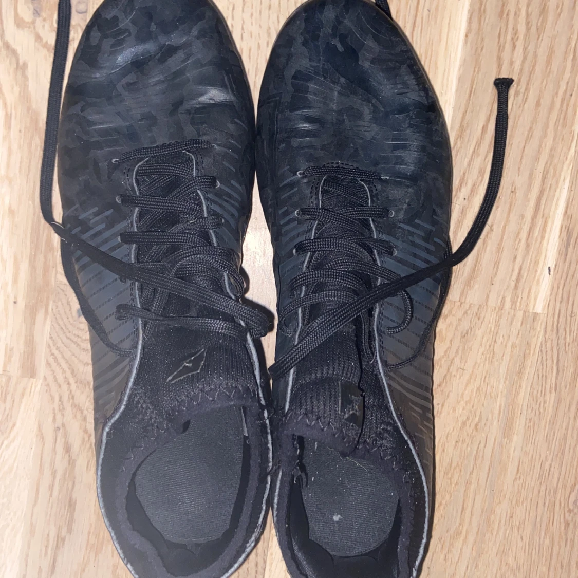 Svarta fotbollsskor med snörning - 2