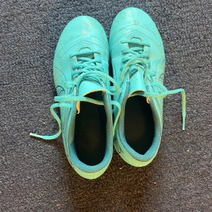 blå Nike fotbollsskor - Skorna kommer inte med sin låda eller dammpåsar eller något liknande. De är i ganska bra skick och med lite rengöring som jag kommer att göra åt dig kommer de att se nästan helt nya ut. Jag är öppen för erbjudanden.