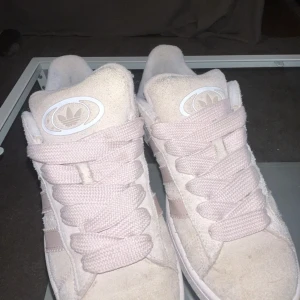 Adidas campus  - Fina men ser använda ut därav priset.