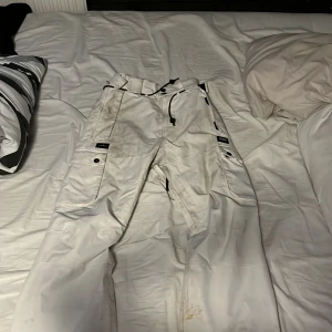 Vita täckbyxor från dope. - Ett par vita skid/täck byxor från dope. Dom är i bra skick inget är trasig utan dom är bara lite smutsig små fläckar och sånt men knappast något man eller andra tänker på när man har på dom. Säljer pågrund av att dom blev för små. Pris kan ni diskutera om ni känner för det👍