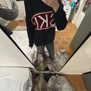 Marinblå stickad tröja med SKI-motiv - Marinblå stickad tröja med mörkröd rand med vitt glittrigt ”ski” motiv 💗 Väldigt mysig och skönt material perfekt för att mysa i men passar lika bra till vardags eller kanske på en laisd semester?💕Tröjan är från det populära märket ”meet me there” och nypris är runt 600kr. Extremt bra skick 💕Storlek One size passar mig som har Xs/S men funkar större och mindre för en mer eller mindre oversized look💕