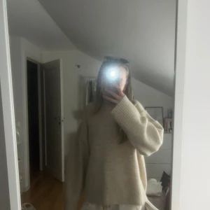 Superfin stickad tröja🥰 - Säljer nu en stickad tröja från Gina i nyskick❣️ Säljer då den inte kommer till andvänding🥰Skriv vid ffrågor eller fler bilder🥰Storlek 158/164 så passar xs-m också då den är stretchiga🥰