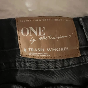 One teaspoon shorts - Säljer dessa super snygga low waist One Teaspoon shorts.💕 Köpte dem här på plick. Nypris över 1000kr.  Skulle lämna tillbaks för att storleken var fel beskriven men hann tyvärr inte så säljer nu här.