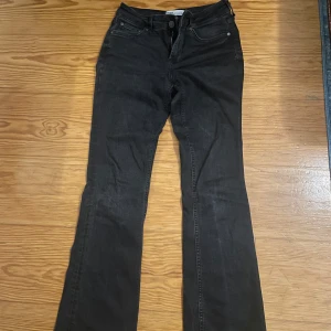 Svarta bootcut jeans från Zara - Snygga svarta bootcut jeans från Zara med låg midja. 