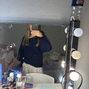 Mörkblå blus. Lätt stylad med till exempel en vit kjol. - Säljer en mysig mörkblå blus med normal passform. Perfekt för härliga dagar och festliga stunder och även formal. Den har långa ärmar och en klassisk design. 