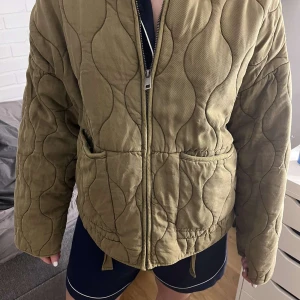 Olivgrön quiltad jacka - Säljer en efterfrågad quiltad jacka från zara. (SER MÖRKARE UT PÅ BILDEN) Storlek XS. Säljer då jag köpte två stycken här på plick för att testa vilken som passar bäst💕 köpte för 850kr så vill helst inte gå lägre än det🙏