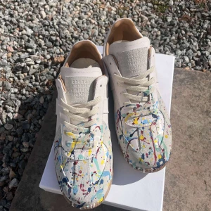 Maison Margiela Gats Paint Splatter 🎨  - Maison Margiela Gats paint splatter. Storlek 42, 10/10. Inga defekter, digitalt kvitto finns.