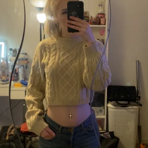 Stickadtröja -  Säljer en fin beige stickad crop-top tröja. Knappt använd. Köpt från H&M i storlek XS, vet dock inte om den säljs längre eller vad originalpriset är. Pris kan även diskuteras. Skriv om funderingar finns.