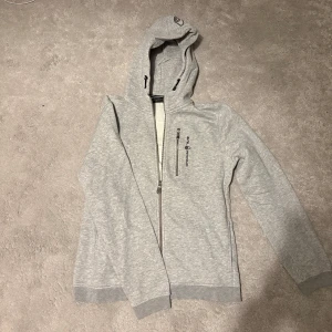 Sail Racing Hoodie - Säljer nu denna Sail Racing hoodie. Storlek 176, passar förmodligen även XS. Skriv vid fråga/fundering.