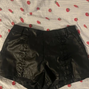 Läder shorts - Trendiga lädershorts i nyskick🩷