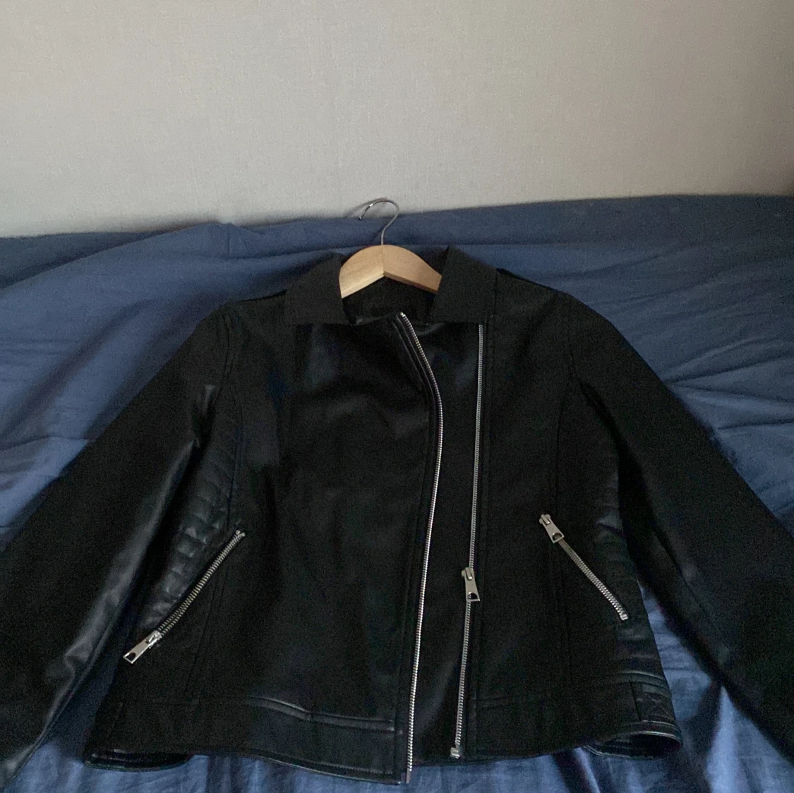 Svart skinnjacka med dragkedja