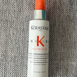 Kérastase Nutritive Lotion Thermique Sublimatrice - Kérastase Nutritive Lotion Thermique Sublimatrice är en leave-in spray med växtbaserade proteiner och niacinamid. Perfekt för torrt, fint till medeltjockt hår. Den hjälper till att reda ut håret och skyddar mot värme vid föning. Testad en gång. Nypris ca 350 kr. 