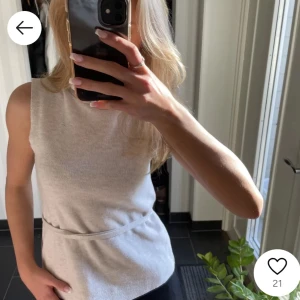 Topp från Zara  - Snygg beige ärmlös topp med polokrage och knyt i midjan. Perfekt nu under våren, hör av er för fler bilder🙌🏼❤️