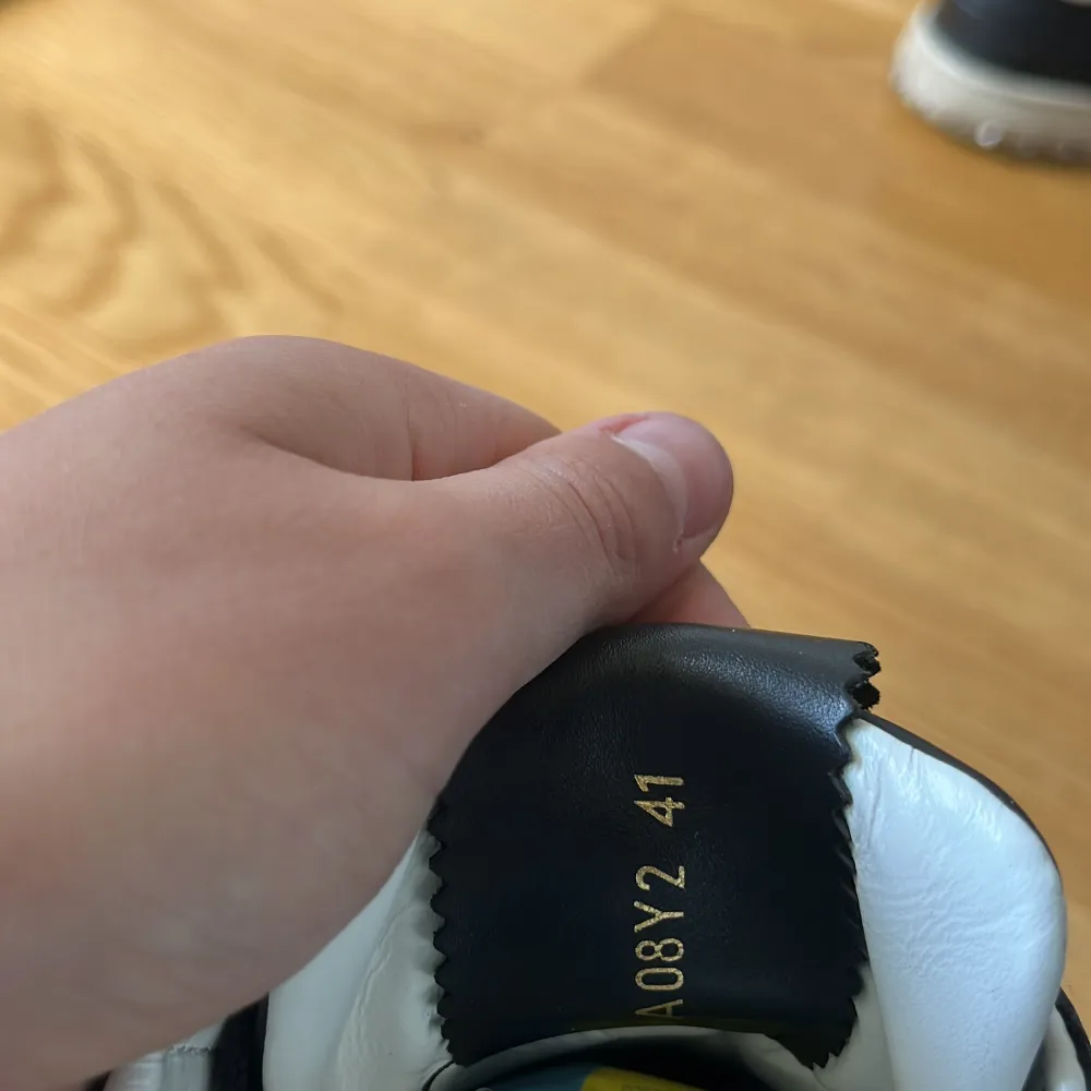 Hej jag säljer dessa svart vita valentino skorna i storlek 41. Dessa skor saknar 2 nitar där bak, men annars är de i toppskick. Nypris på dessa är drygt 8000kr Mitt pris är 2400kr. Hör av er om ni har flera frågor!!!! . Kengät.
