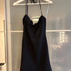 Svart klänning från L.A. Hearts - Snygg svart klänning från L.A. Hearts med smala axelband och en stilren design. Perfekt för en kväll ute eller en speciell tillställning. Klänningen har en elegant passform som framhäver figuren.