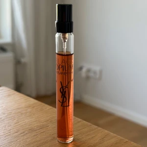 Black opium YSL 10 ml - Ursprungligen 10 ml av Black opium edp YSL. Mängd enligt bild, testad några gånger men mycket kvar som man ser på bild 🪩