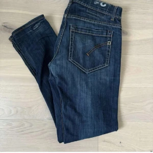 Dondup jeans - Tja! Säljer dessa as feta Dondup George jeans då jag har tröttnat på de // nypris ca 4000kr // Storlek W31 L31 // modell på bilden 173cm                Hör av er vid några funderingar 😁