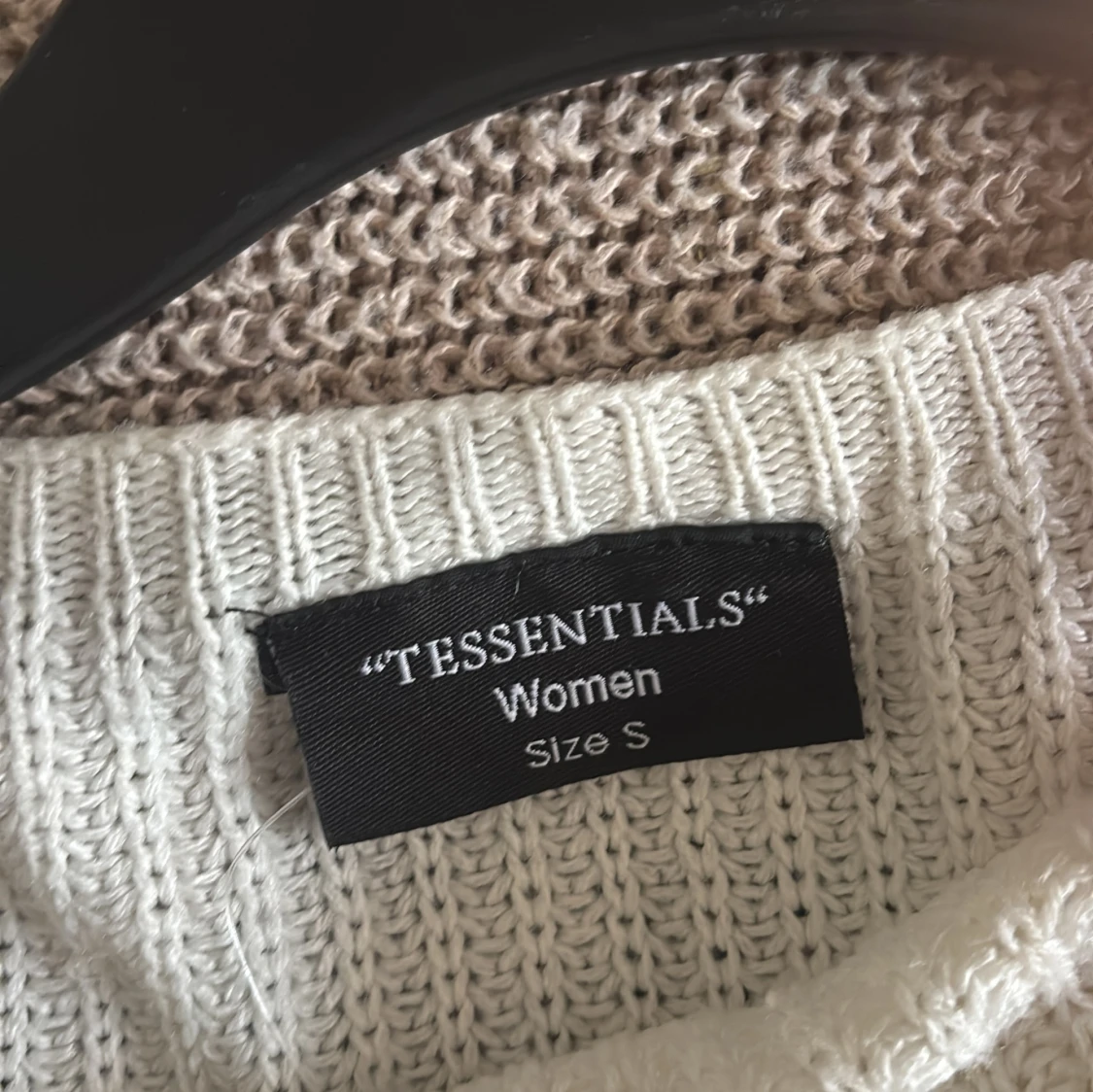 Vit stickad tröja från TESSENTIALS - 1