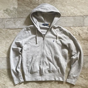 Polo Ralph Lauren zip - Skön Ralph Lauren kofta i st S! Har ett ställe där sömmen har gått upp lite se bild 4, men det går lätt att sy ihop. Hör av dig vid ytterligare frågor! Mvh Henry 