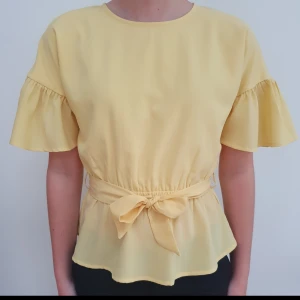 Gul blus - En jättefin somrig gul blus som tyvärr är för liten för mig nu!🌟Passar xs