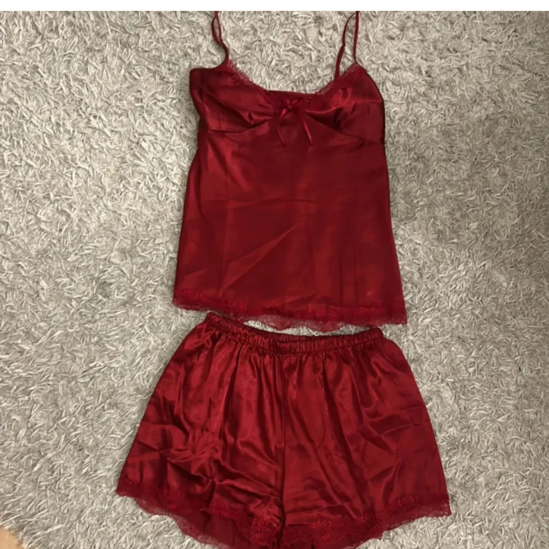 Rött satinlinne med shorts