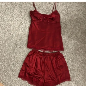 Rött satinlinne med shorts - Fint nattlinne med matchande shorts i satin som inte längre kommer till användning💕