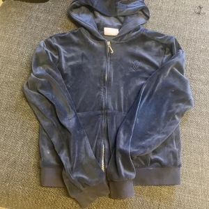 Mörkblå tröja från Juicy Couture - Blå juicy tröja, säljer för den har blivit för liten för mig, bra skick