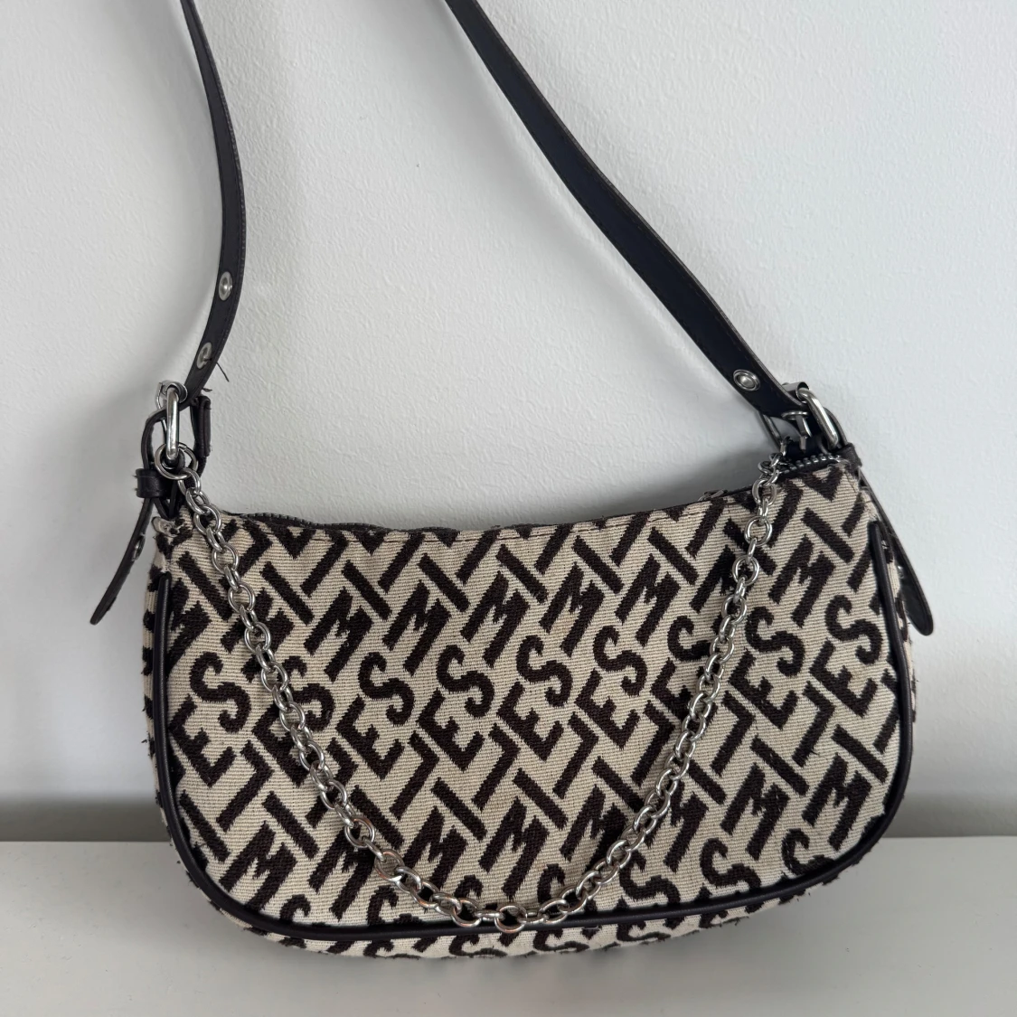 Mönstrad axelväska med kedjedetalj