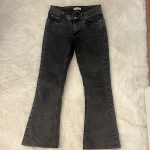 Svarta bootcut jeans från Perfect Jeans - Snygga svarta bootcut jeans från Perfect Jeans. De har en klassisk femficksdesign. Uppklipta nån centimeter i benen