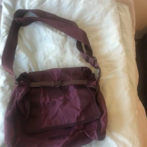 Marc Jacobs väska  - Riktig vintage Marc Jacobs väska, var min mammas gamla som hon vill att jag ska sälja 💕köpt i USA, säljs inte längre