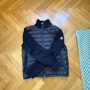 Moncler cardigan  - Snygg cardigan från Moncler. Säljer den eftersom det inte passar mig! 