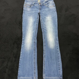 Blå bootcut jeans från Only - sjukt snygga blå bootcut jeans från Only med en klassisk femficksdesign. Jeansen har en lätt slitning på framsidan och en bekväm passform. lite stora för mig tyvvär!❤️skriv för frågor 