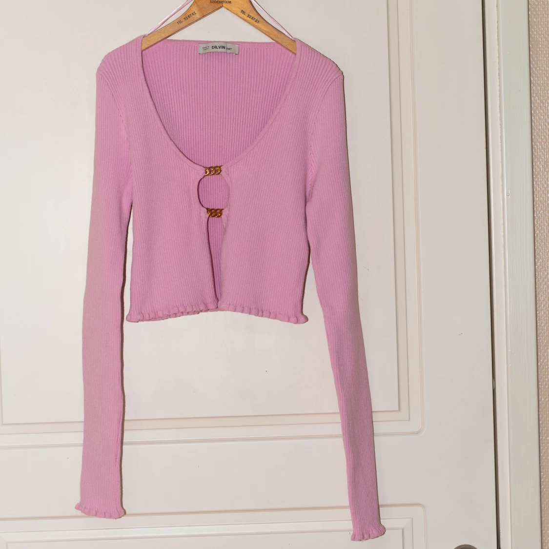 Rosa ribbad topp med gulddetaljer - 1