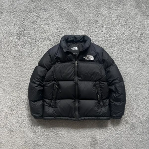 The North Face puffer jacka - Tjena!🤲Säljer en riktigt najs North face puffer jacka storlek 14-16 år. Nypris = 3500kr. Har knappt använt den då den främst hängt på en galge sen förra året! Priset kan diskuteras vid snabb affär. Skriv vid funderingar👍😁