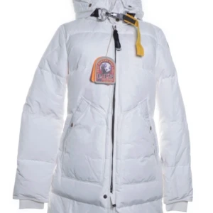 Vit longbear parajumper - Säljer en vit fin dunjacka från parajumpers kollektion longbear hooded parka. 🌸 Kemtvättad, fräsch o varm. Använd 1 vinter för 2 år sen så nu hänger den bara i garderoben o kommer ej till användning.  Om intresse finns skickar jag fler bilder! Du får även med de röda märket då ett vitt sitter på den just nu.  Köpte den ny för ca 9000kr. 