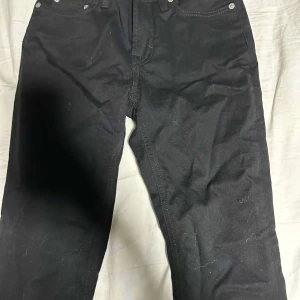 Svarta jeansbyxor från G-Star RAW - Snygga svarta jeansbyxor från G-Star RAW med en slim passform. Byxorna har dragkedjor på bakfickorna och en modern design. Perfekta för en stilren look.