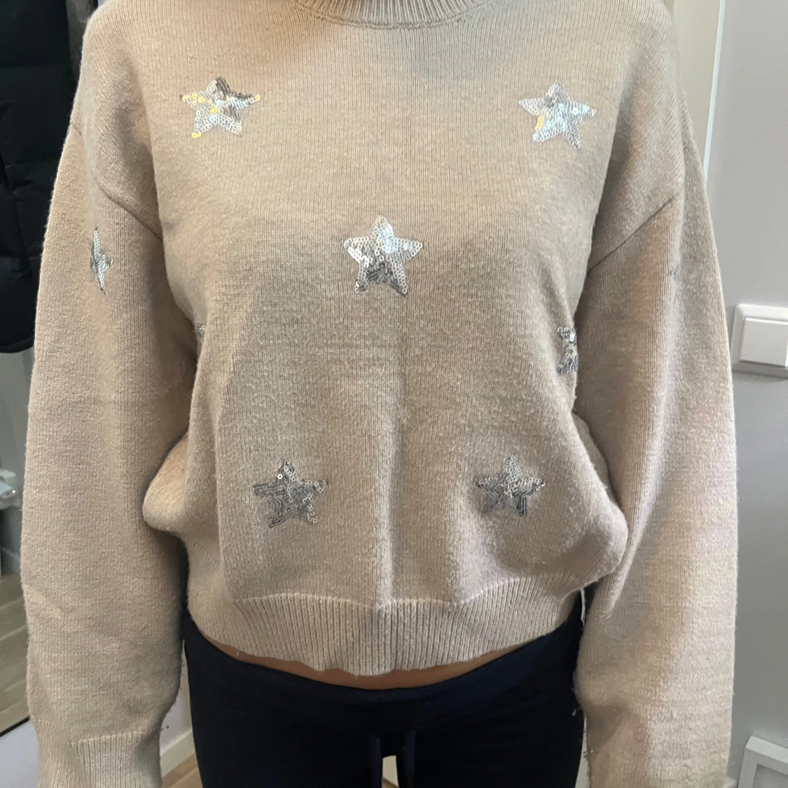Beige stickad tröja med stjärnor från Gina Tricot