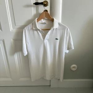 Vit Lacoste piké  - Säljer en vit Lacoste piké | Hyfsat bra skick 7/10 (använd en del, finns tecken) | Storlek: Small | Hör av er vid funderingar! | A&Wfashion 🌟🙌🏻
