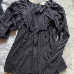 Marinblå blus  - Säljer en jättefin marinblå blus från Gina Tricot med volangdetaljer och prickigt mönster.  